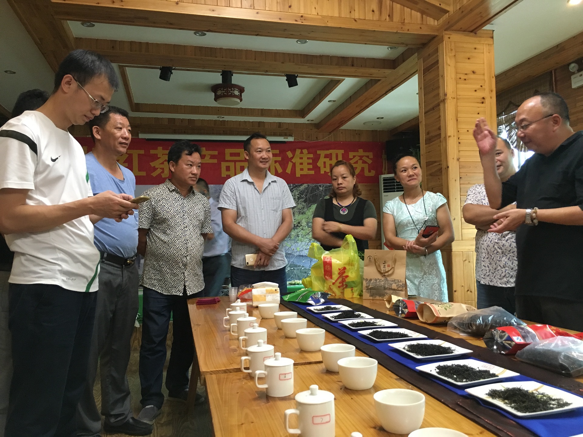 1583805933293567.jpg 中国茶叶研究所主任叶阳老师对三江红茶评审培训活动.jpg